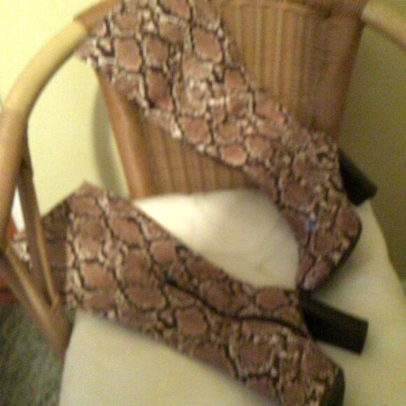 A New Day Brandee knee-high boots in a taupe snakeskin print. size 5.5 - Picture 4 of 4